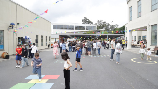 Alumnos, exalumnos y familias se reunieron en Cambre para celebrar el 50 cumpleaños del centro educativo