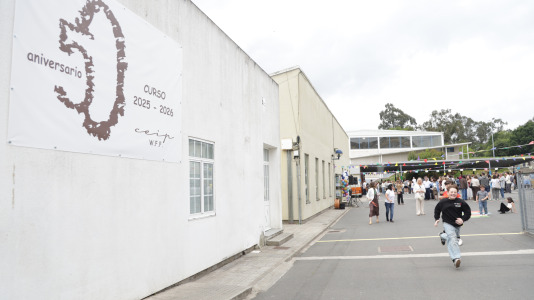 Alumnos, exalumnos y familias se reunieron en Cambre para celebrar el 50 cumpleaños del centro educativo