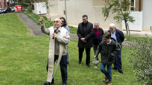 Los Rosales planta un olivo por su aniversario