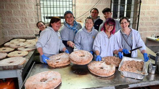 Con 50 kilos de 'rixóns' de la Carnicería Cachadesa de Laracha y Pan de Carral, de la Panadería Manuel Rodríguez se despacharon más de medio millar de bocadillos, con salsa de queso o sin ella, e incluso sin gluten