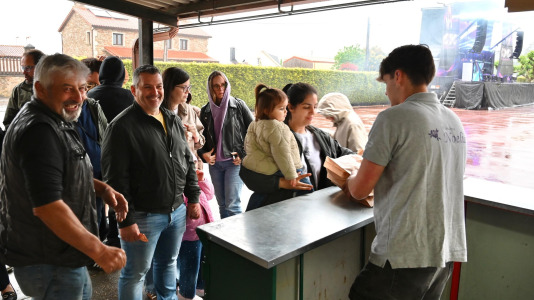 Con 50 kilos de 'rixóns' de la Carnicería Cachadesa de Laracha y Pan de Carral, de la Panadería Manuel Rodríguez se despacharon más de medio millar de bocadillos, con salsa de queso o sin ella, e incluso sin gluten