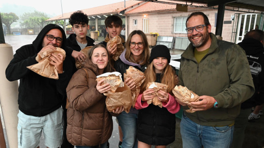 Con 50 kilos de 'rixóns' de la Carnicería Cachadesa de Laracha y Pan de Carral, de la Panadería Manuel Rodríguez se despacharon más de medio millar de bocadillos, con salsa de queso o sin ella, e incluso sin gluten