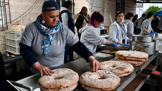 Con 50 kilos de 'rixóns' de la Carnicería Cachadesa de Laracha y Pan de Carral, de la Panadería Manuel Rodríguez se despacharon más de medio millar de bocadillos, con salsa de queso o sin ella, e incluso sin gluten