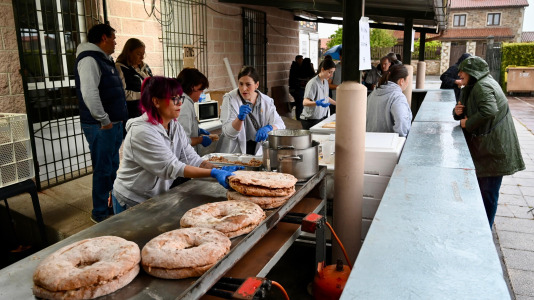 Con 50 kilos de 'rixóns' de la Carnicería Cachadesa de Laracha y Pan de Carral, de la Panadería Manuel Rodríguez se despacharon más de medio millar de bocadillos, con salsa de queso o sin ella, e incluso sin gluten