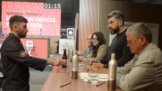 El certamen de tiraje de cerveza coronó, este miércoles, a Alejo Fuenteseca, del IES Sanxillao de Lugo, como nuevo maestro cervecero