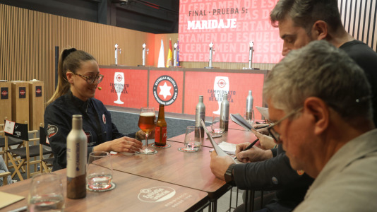 El certamen de tiraje de cerveza coronó, este miércoles, a Alejo Fuenteseca, del IES Sanxillao de Lugo, como nuevo maestro cervecero