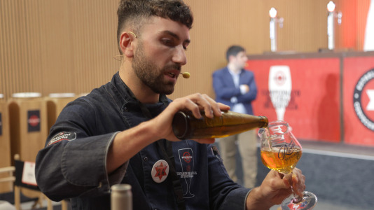 El certamen de tiraje de cerveza coronó, este miércoles, a Alejo Fuenteseca, del IES Sanxillao de Lugo, como nuevo maestro cervecero