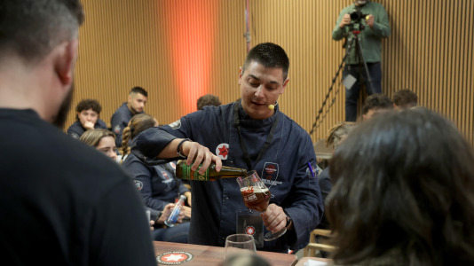 El certamen de tiraje de cerveza coronó, este miércoles, a Alejo Fuenteseca, del IES Sanxillao de Lugo, como nuevo maestro cervecero