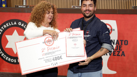 El certamen de tiraje de cerveza coronó, este miércoles, a Alejo Fuenteseca, del IES Sanxillao de Lugo, como nuevo maestro cervecero