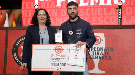 El certamen de tiraje de cerveza coronó, este miércoles, a Alejo Fuenteseca, del IES Sanxillao de Lugo, como nuevo maestro cervecero