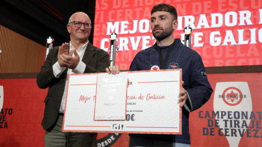 El certamen de tiraje de cerveza coronó, este miércoles, a Alejo Fuenteseca, del IES Sanxillao de Lugo, como nuevo maestro cervecero