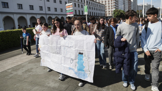 Bajo el lema ‘Con el gallego en el corazón, hacemos revolución’, los estudiantes pidieron a los pies de la Torre de Hércules un mayor uso de la lengua