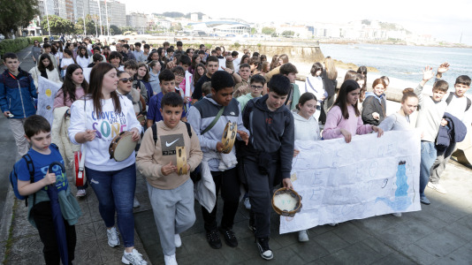 Bajo el lema ‘Con el gallego en el corazón, hacemos revolución’, los estudiantes pidieron a los pies de la Torre de Hércules un mayor uso de la lengua