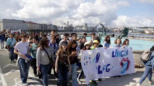 Bajo el lema ‘Con el gallego en el corazón, hacemos revolución’, los estudiantes pidieron a los pies de la Torre de Hércules un mayor uso de la lengua
