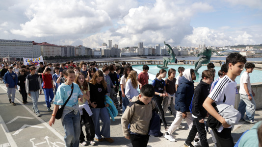Bajo el lema ‘Con el gallego en el corazón, hacemos revolución’, los estudiantes pidieron a los pies de la Torre de Hércules un mayor uso de la lengua