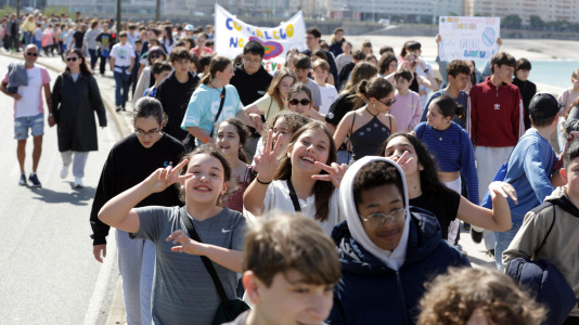 Bajo el lema ‘Con el gallego en el corazón, hacemos revolución’, los estudiantes pidieron a los pies de la Torre de Hércules un mayor uso de la lengua