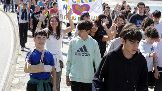 Bajo el lema ‘Con el gallego en el corazón, hacemos revolución’, los estudiantes pidieron a los pies de la Torre de Hércules un mayor uso de la lengua