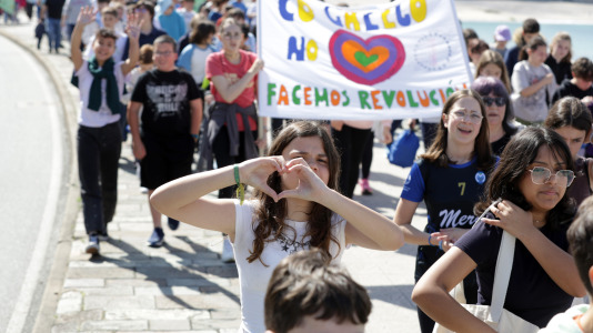 Bajo el lema ‘Con el gallego en el corazón, hacemos revolución’, los estudiantes pidieron a los pies de la Torre de Hércules un mayor uso de la lengua