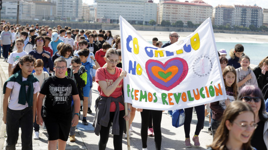 Bajo el lema ‘Con el gallego en el corazón, hacemos revolución’, los estudiantes pidieron a los pies de la Torre de Hércules un mayor uso de la lengua