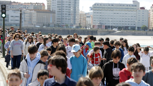 Bajo el lema ‘Con el gallego en el corazón, hacemos revolución’, los estudiantes pidieron a los pies de la Torre de Hércules un mayor uso de la lengua
