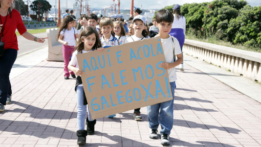 Bajo el lema ‘Con el gallego en el corazón, hacemos revolución’, los estudiantes pidieron a los pies de la Torre de Hércules un mayor uso de la lengua