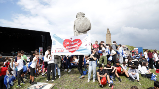 Bajo el lema ‘Con el gallego en el corazón, hacemos revolución’, los estudiantes pidieron a los pies de la Torre de Hércules un mayor uso de la lengua