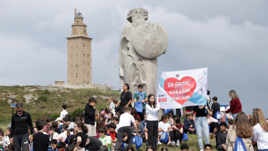 Bajo el lema ‘Con el gallego en el corazón, hacemos revolución’, los estudiantes pidieron a los pies de la Torre de Hércules un mayor uso de la lengua