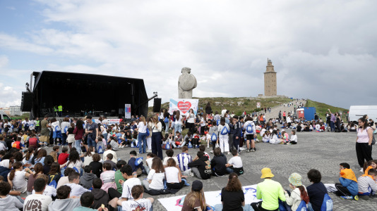 Bajo el lema ‘Con el gallego en el corazón, hacemos revolución’, los estudiantes pidieron a los pies de la Torre de Hércules un mayor uso de la lengua