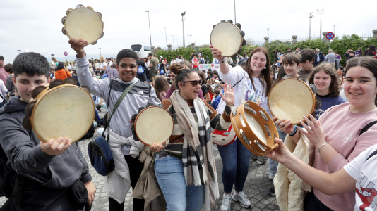 Bajo el lema ‘Con el gallego en el corazón, hacemos revolución’, los estudiantes pidieron a los pies de la Torre de Hércules un mayor uso de la lengua