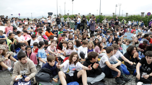 Bajo el lema ‘Con el gallego en el corazón, hacemos revolución’, los estudiantes pidieron a los pies de la Torre de Hércules un mayor uso de la lengua