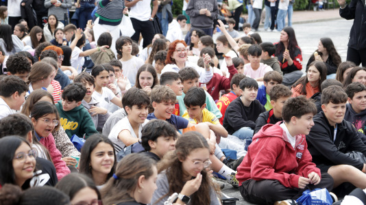 Bajo el lema ‘Con el gallego en el corazón, hacemos revolución’, los estudiantes pidieron a los pies de la Torre de Hércules un mayor uso de la lengua