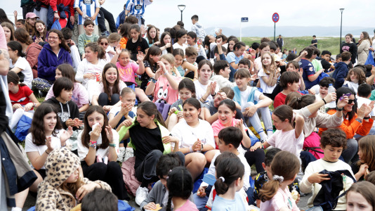 Bajo el lema ‘Con el gallego en el corazón, hacemos revolución’, los estudiantes pidieron a los pies de la Torre de Hércules un mayor uso de la lengua