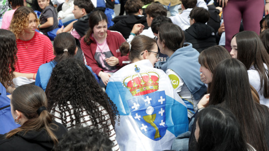 Bajo el lema ‘Con el gallego en el corazón, hacemos revolución’, los estudiantes pidieron a los pies de la Torre de Hércules un mayor uso de la lengua