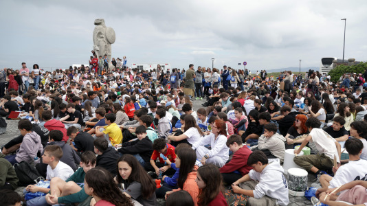 Bajo el lema ‘Con el gallego en el corazón, hacemos revolución’, los estudiantes pidieron a los pies de la Torre de Hércules un mayor uso de la lengua