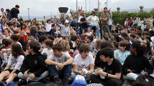 Bajo el lema ‘Con el gallego en el corazón, hacemos revolución’, los estudiantes pidieron a los pies de la Torre de Hércules un mayor uso de la lengua