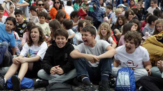 Bajo el lema ‘Con el gallego en el corazón, hacemos revolución’, los estudiantes pidieron a los pies de la Torre de Hércules un mayor uso de la lengua