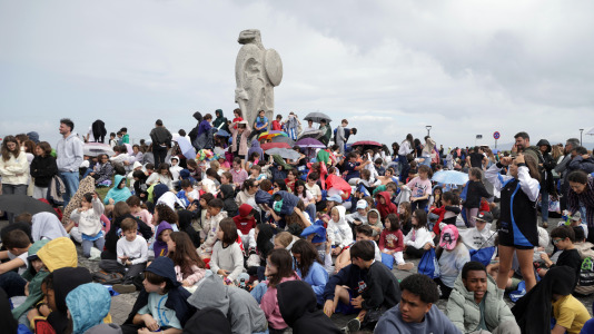 Bajo el lema ‘Con el gallego en el corazón, hacemos revolución’, los estudiantes pidieron a los pies de la Torre de Hércules un mayor uso de la lengua