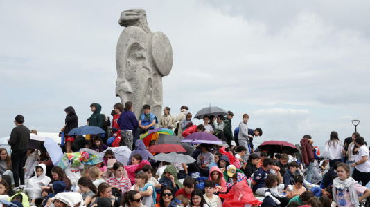 Bajo el lema ‘Con el gallego en el corazón, hacemos revolución’, los estudiantes pidieron a los pies de la Torre de Hércules un mayor uso de la lengua