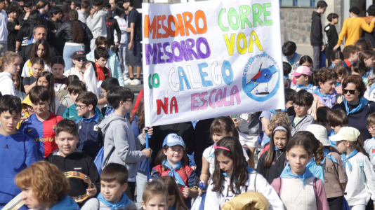 Bajo el lema ‘Con el gallego en el corazón, hacemos revolución’, los estudiantes pidieron a los pies de la Torre de Hércules un mayor uso de la lengua
