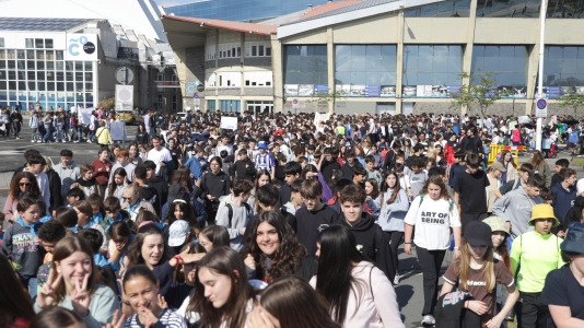 Bajo el lema ‘Con el gallego en el corazón, hacemos revolución’, los estudiantes pidieron a los pies de la Torre de Hércules un mayor uso de la lengua