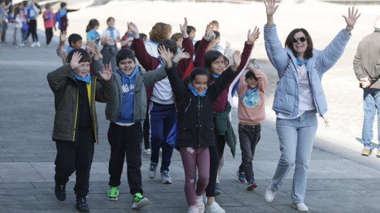 Bajo el lema ‘Con el gallego en el corazón, hacemos revolución’, los estudiantes pidieron a los pies de la Torre de Hércules un mayor uso de la lengua