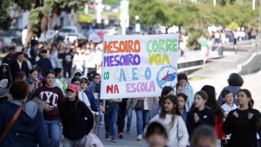 Bajo el lema ‘Con el gallego en el corazón, hacemos revolución’, los estudiantes pidieron a los pies de la Torre de Hércules un mayor uso de la lengua