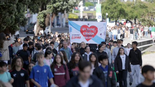 Bajo el lema ‘Con el gallego en el corazón, hacemos revolución’, los estudiantes pidieron a los pies de la Torre de Hércules un mayor uso de la lengua