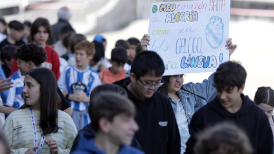 Bajo el lema ‘Con el gallego en el corazón, hacemos revolución’, los estudiantes pidieron a los pies de la Torre de Hércules un mayor uso de la lengua