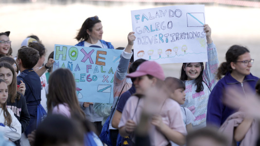 Bajo el lema ‘Con el gallego en el corazón, hacemos revolución’, los estudiantes pidieron a los pies de la Torre de Hércules un mayor uso de la lengua