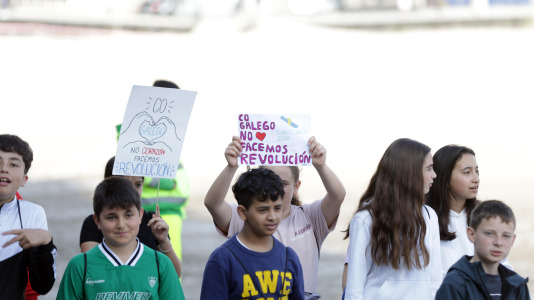 Bajo el lema ‘Con el gallego en el corazón, hacemos revolución’, los estudiantes pidieron a los pies de la Torre de Hércules un mayor uso de la lengua
