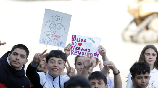 Bajo el lema ‘Con el gallego en el corazón, hacemos revolución’, los estudiantes pidieron a los pies de la Torre de Hércules un mayor uso de la lengua