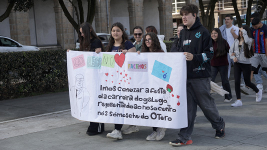 Bajo el lema ‘Con el gallego en el corazón, hacemos revolución’, los estudiantes pidieron a los pies de la Torre de Hércules un mayor uso de la lengua