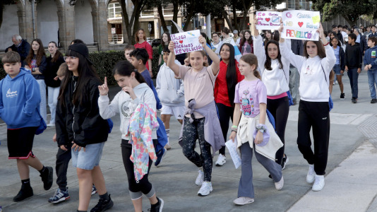 Bajo el lema ‘Con el gallego en el corazón, hacemos revolución’, los estudiantes pidieron a los pies de la Torre de Hércules un mayor uso de la lengua