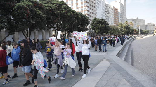 Bajo el lema ‘Con el gallego en el corazón, hacemos revolución’, los estudiantes pidieron a los pies de la Torre de Hércules un mayor uso de la lengua